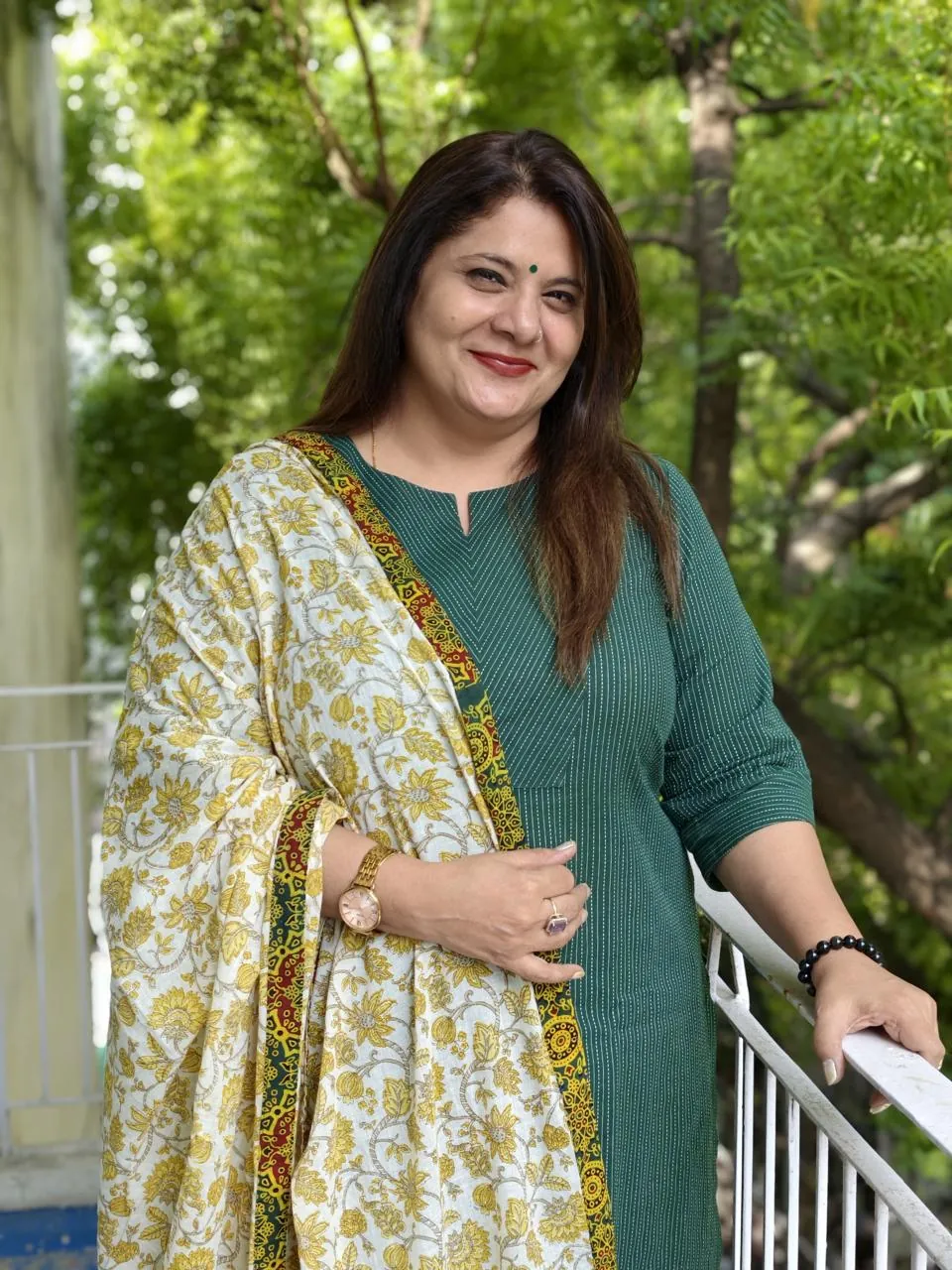 Sapnaa Khemani outdoors in a green kurta and yellow block-print dupatta