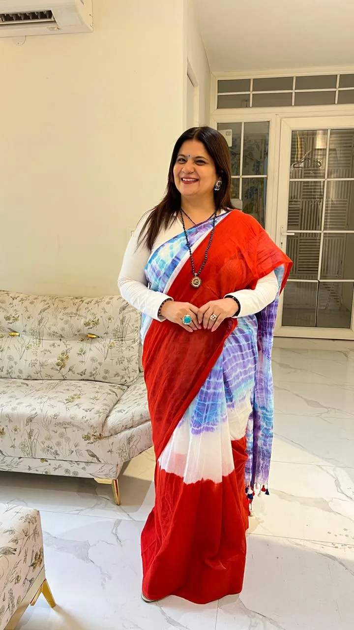 Sapnaa Khemani standing in a tie-dye saree in a bright marble-floored room
